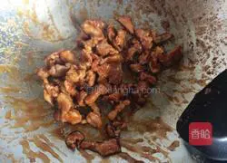 Illustration of how to make shredded pork with double flavor Beijing sauce 14