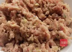 Illustration of how to make shepherd's purse and fresh meat Xiao Long Bao 2