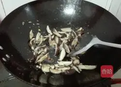 Illustration of braised chicken nuggets with double peppers and mushrooms 6