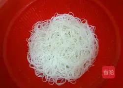 Illustration of how to make shrimp vermicelli wrapped in lettuce 5