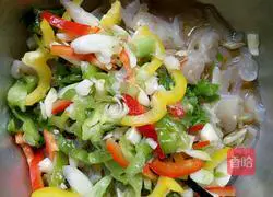 Illustration of how to make colorful peppers mixed with jellyfish skin 4