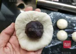 Illustration of how to make flower bean paste bread 11
