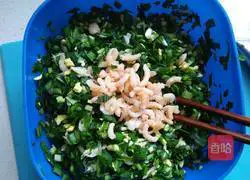 Illustration of how to make double shrimp spring rolls 4