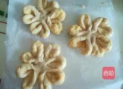 Illustration of how to make flower-shaped coconut bread 7
