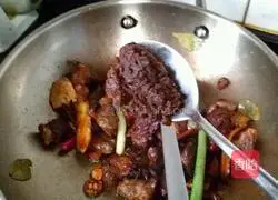 Illustration of home-style braised beef 9