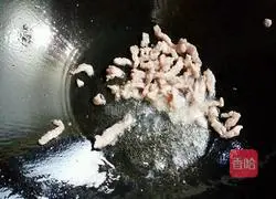 Illustration of how to make fried shredded pork with rice noodles 5