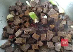Illustration of how to make beef cubes 8