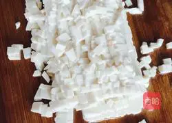 Illustration of how to make water shield tofu soup 1