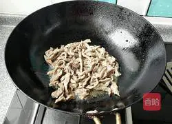 Illustration of how to make shredded pork with Beijing sauce 6