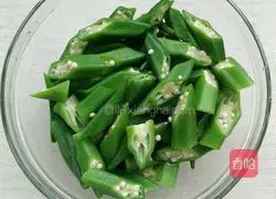 Illustration of how to make vinegar-based pork slices and okra 2