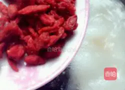 Illustration of how to make wolfberry, white fungus and fish head soup 9