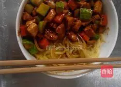 Illustration of how to cook diced chicken with sauce and topped with noodles 6