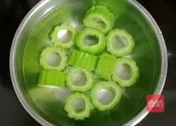 Pork Illustration of how to make bitter melon stuffed with mushrooms 12