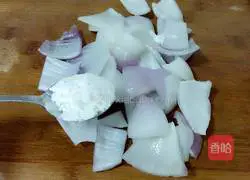 Illustration of how to make fried beef with onions 3