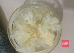 Illustration of how to make wolfberry and white fungus soup 1