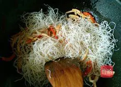 Illustration of how to fry rice noodles with oil-consuming shredded chicken 5