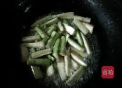 Illustration of how to make stir-fried loofah dumplings 7