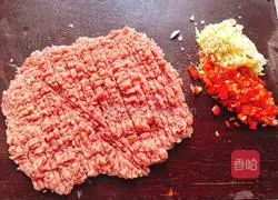 Illustration of how to wrap meat with lettuce 4