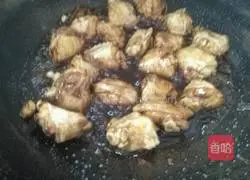 Illustration of how to make braised chicken wings with colored pepper 5