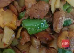 Illustration of how to make oily pork and shredded potatoes 4