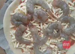 Illustration of how to make prawn and vegetable pizza 6