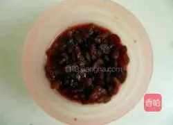 Illustration of how to make raisin and carrot bread rolls 5