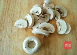 Illustration of how to make creamy mushroom and shrimp pizza 2
