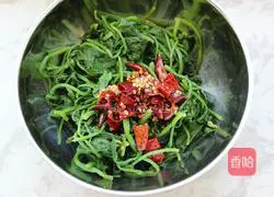 Illustration of how to make spinach with nuts 7