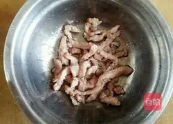 Illustration of how to make shredded pork fried rice noodles 6