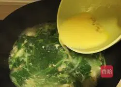 Illustration of how to make spinach, tofu, lean meat, sea rice and egg drop soup 9