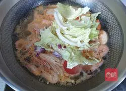 Thai Tom Yum Kung for one person (simple version) Practice illustration 7