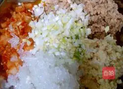 Illustration of how to make steamed kimchi dumplings 1