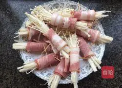 Illustration of how to make bacon meat and enoki mushroom rolls 5
