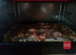 Illustration of how to make shrimp and bacon pizza 4