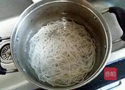 Illustration of how to make fried rice noodles with parsley 2