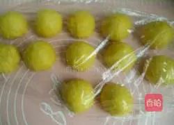 Illustration of how to make raisin and carrot bread rolls 7