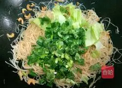 Illustration of how to make shrimp vermicelli wrapped in lettuce 13