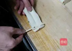 Illustration of how to make chive rolls 21