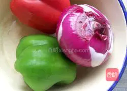 Make pizza without an oven (pan and electric pan are used together) Illustration of how to do it 2