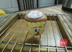Illustration of how to make cupcakes 19