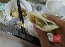 Illustration of how to make glutinous rice wrapped with lettuce 6