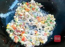 Illustration of how to make bacon and egg fried rice 4