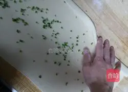 Illustration of how to make chive rolls 12