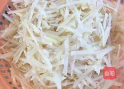 Illustration of how to make northern Shaanxi potato rub 4