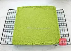 Illustration of how to make matcha cream cake roll 15