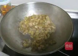 Illustration of how to make braised noodles with diced eggplant and meat 9