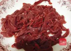 Illustration of how to make fried shredded beef with celery 1