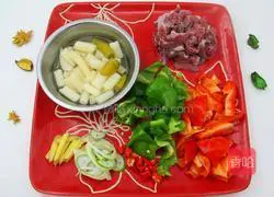 Illustration of how to make stir-fried beef with soaked lotus roots 1