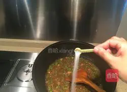 Illustration of how to make braised noodles with diced meat, beans and beans 8