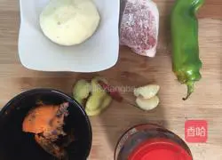 Illustration of how to make braised pork noodles 1